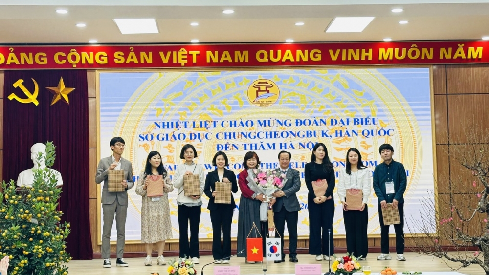 Học sinh Hàn Quốc thích thú tham quan Hoàng thành Thăng Long