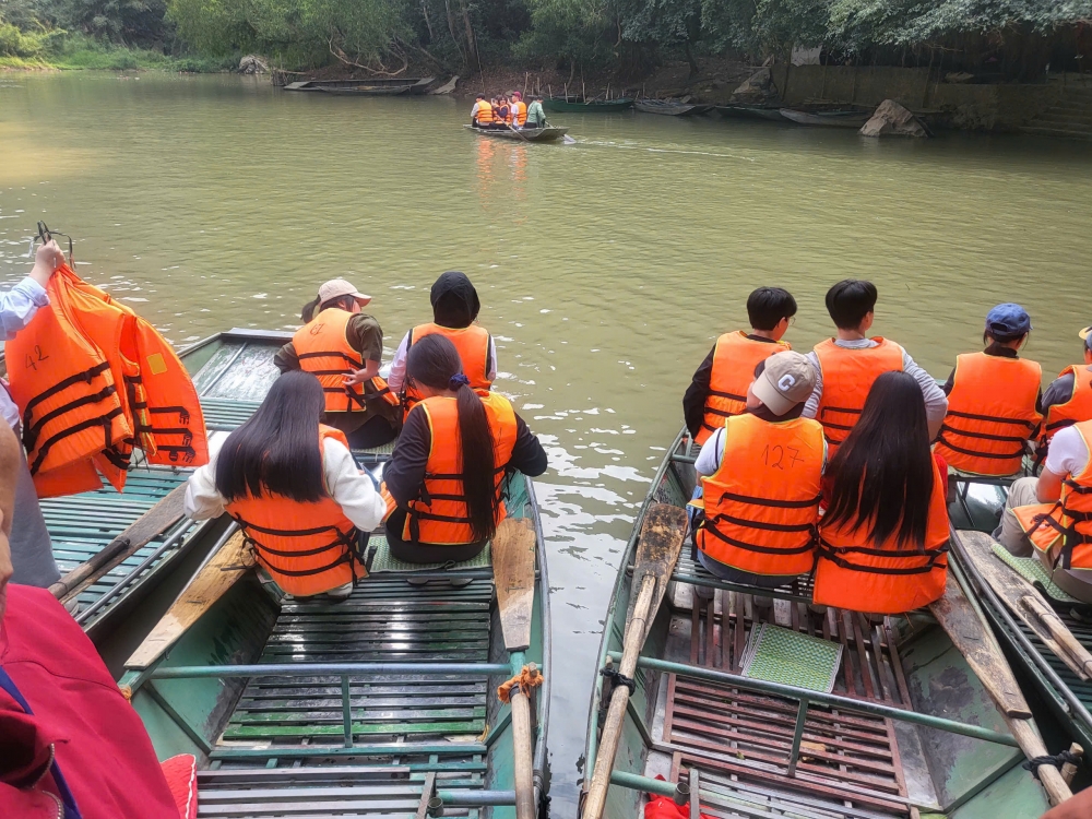 Học sinh Hàn Quốc thích thú tham quan Hoàng thành Thăng Long