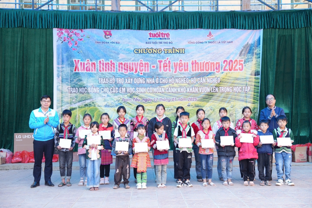 Trao yêu thương cho học sinh vùng cao Trạm Tấu