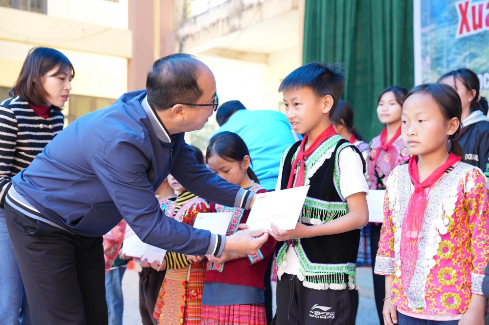 Trao yêu thương cho học sinh vùng cao Trạm Tấu