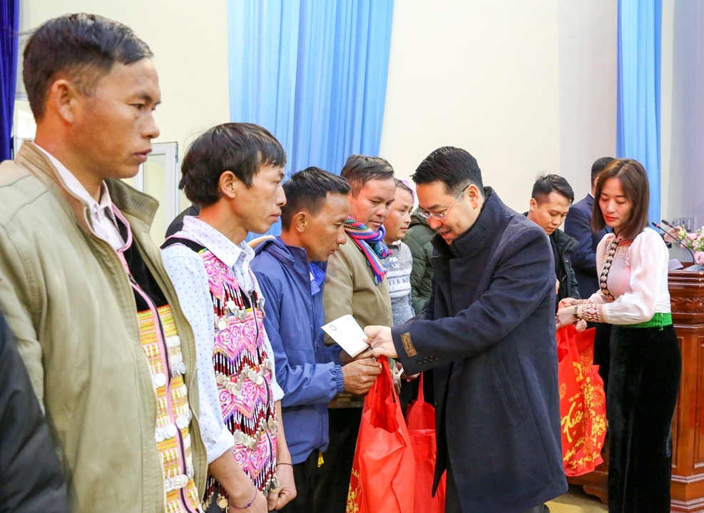 Chủ tịch UBND tỉnh Yên Bái thăm, chúc Tết bà con và cán bộ, chiến sĩ tại Trạm Tấu