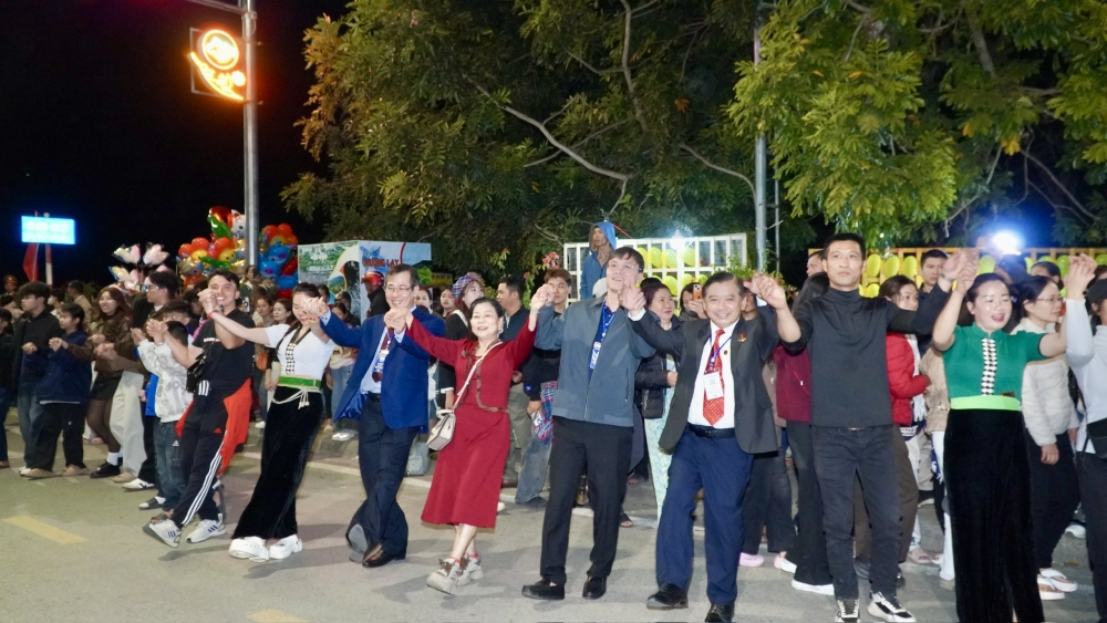 Điện Biên: 10.000 người tham gia vào “Vũ điệu đoàn kết bên dòng Đà giang”