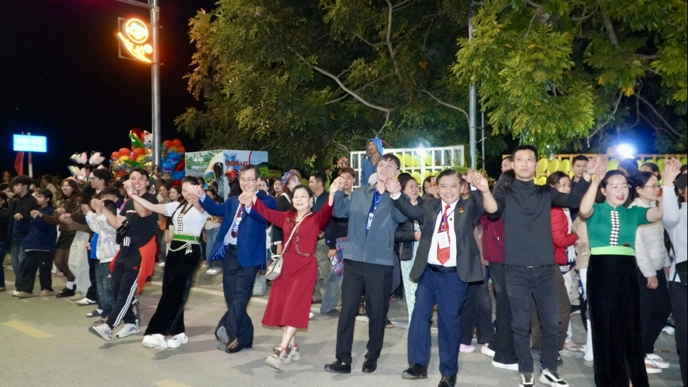 Điện Biên: 10.000 người tham gia vào “Vũ điệu đoàn kết bên dòng Đà giang”