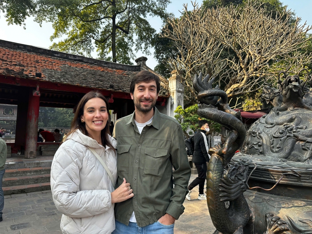 Khách Tây thích thú với hình ảnh học sinh mặc áo dài, đồng diễn tại Văn Miếu – Quốc Tử Giám