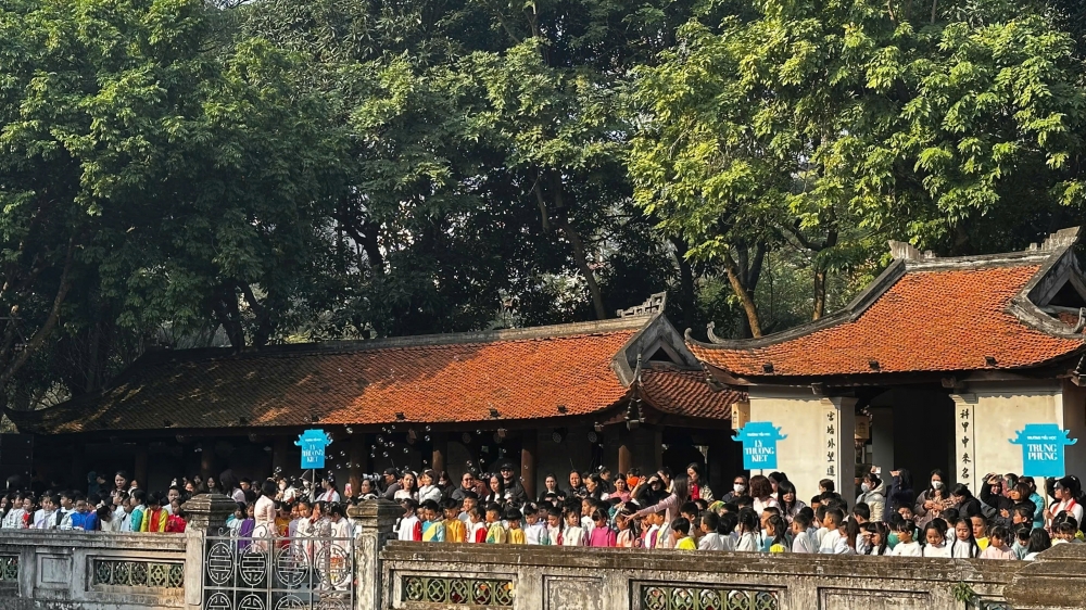 Khách Tây thích thú với hình ảnh học sinh mặc áo dài, đồng diễn tại Văn Miếu – Quốc Tử Giám