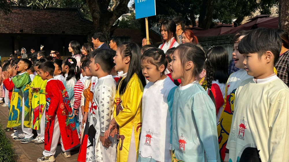 Khách Tây thích thú với hình ảnh học sinh mặc áo dài, đồng diễn tại Văn Miếu – Quốc Tử Giám