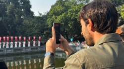 khach tay thich thu voi hinh anh hoc sinh mac ao dai dong dien tai van mieu quoc tu giam