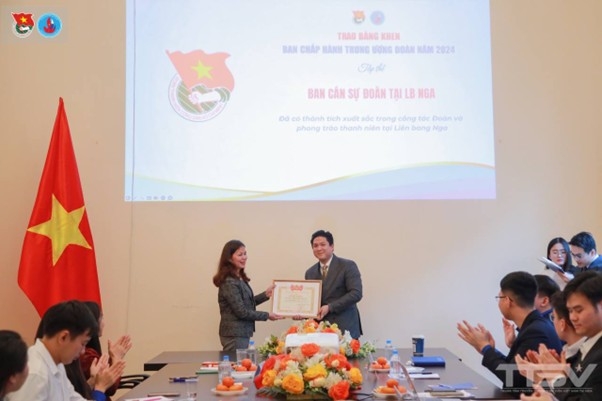 Tuổi trẻ Việt Nam tại Nga tự hào tiến bước dưới cờ Đảng