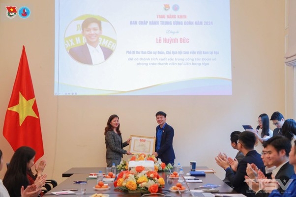 Tuổi trẻ Việt Nam tại Nga tự hào tiến bước dưới cờ Đảng