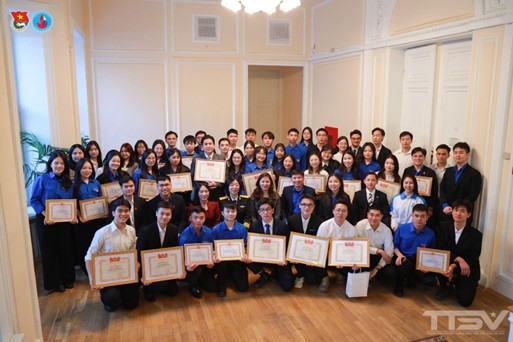 Tuổi trẻ Việt Nam tại Nga tự hào tiến bước dưới cờ Đảng