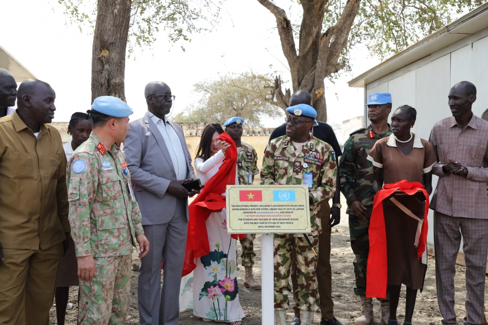 Đội Công binh Việt Nam bàn giao công trình nhân đạo cho trường học ở Nam Sudan