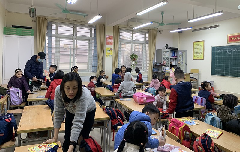 Cô Phạm Chu Linh - giáo viên lớp 1A5 đang kê lại bàn ghế đón các con vào lớp học