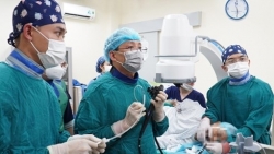 Cụ ông 100 tuổi được nội soi gắp sỏi qua đường miệng