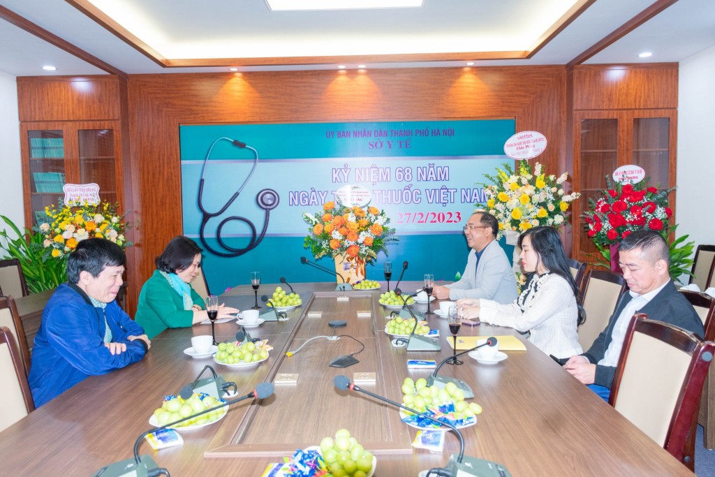 Báo Tuổi trẻ Thủ đô chúc mừng Sở Y tế Hà Nội nhân kỷ niệm Ngày Thầy thuốc Việt Nam