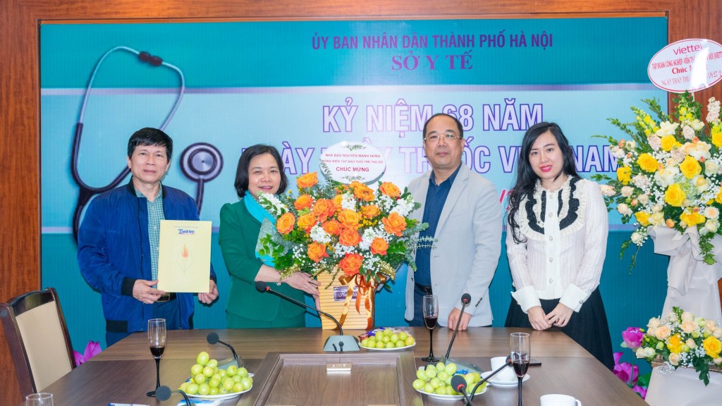 Báo Tuổi trẻ Thủ đô chúc mừng Sở Y tế Hà Nội nhân kỷ niệm Ngày Thầy thuốc Việt Nam