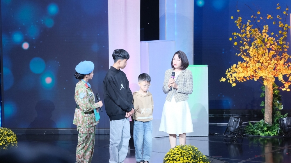 Xúc động phút giây trùng phùng của gia đình người lính "mũ nồi xanh"