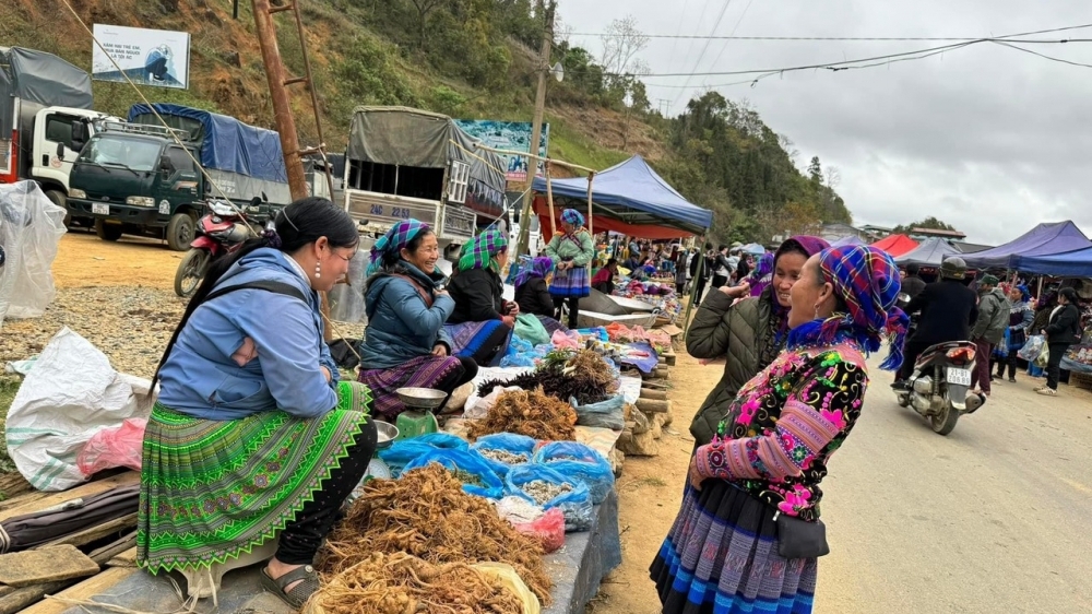Độc đáo chợ phiên vùng cao Cán Cấu