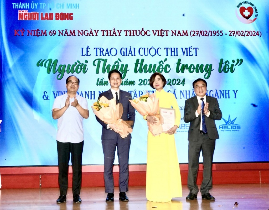 Tổng Biên tập Báo Tuổi trẻ Thủ đô trao tặng giải Nhì