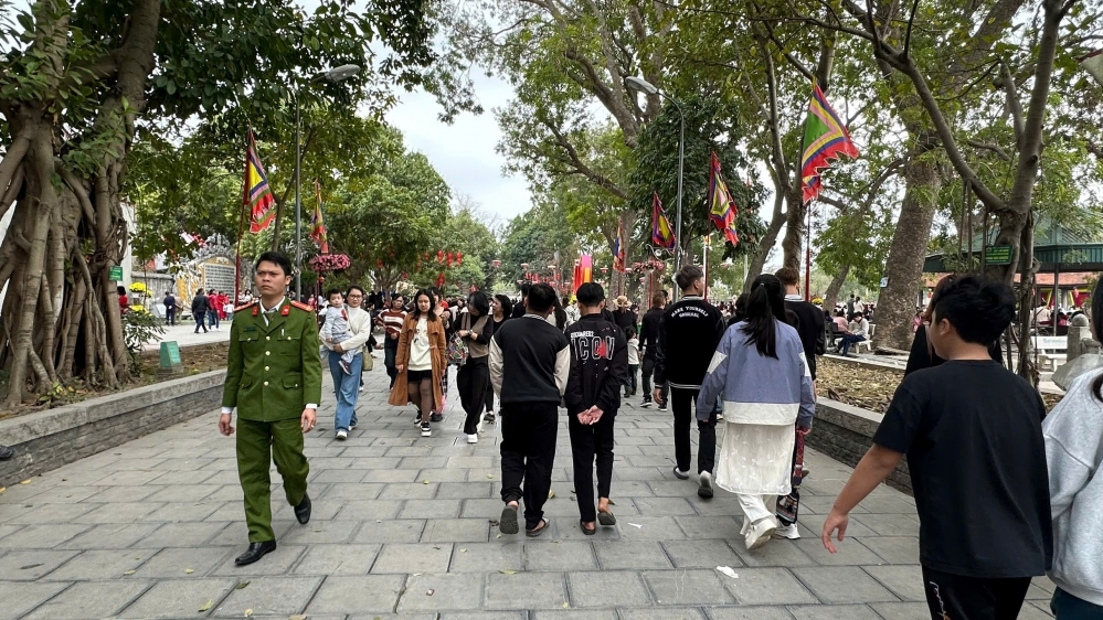 Người dân tấp nập du xuân Đền Đô