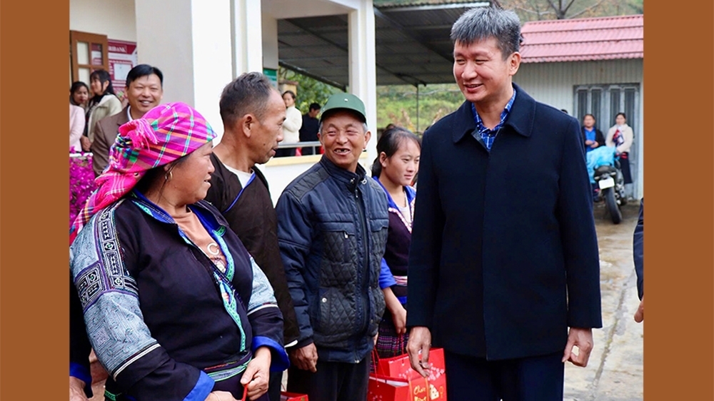 Không mang “cái nghèo” ra để “kêu khó, than khổ”