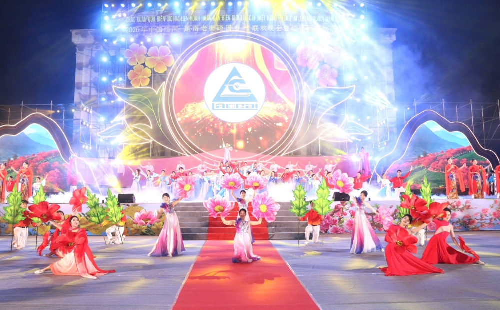 Lào Cai: Tưng bừng giao lưu văn nghệ chào Xuân qua biên giới Lào Cai: Tưng bừng giao lưu văn nghệ chào Xuân qua biên giới