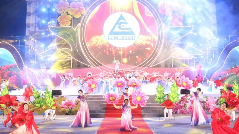 Lào Cai: Tưng bừng giao lưu văn nghệ chào Xuân qua biên giới