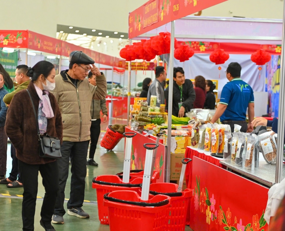 Sôi động không khí mua sắm tại Hội chợ Mùa Xuân năm 2026