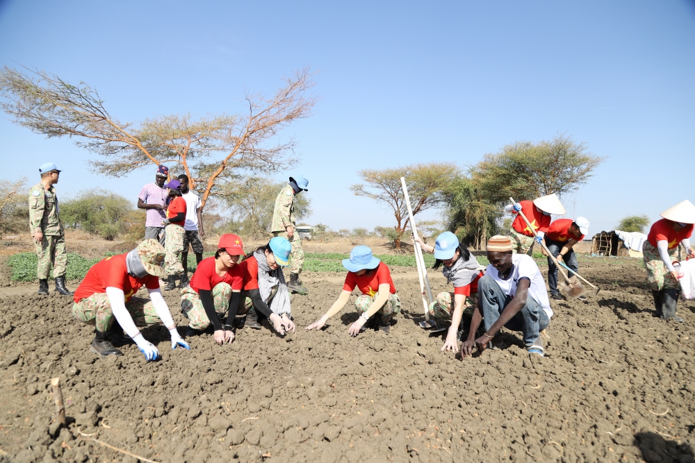 Các nữ chiến sỹ công binh hỗ trợ phát triển nông nghiệp ở Abyei
