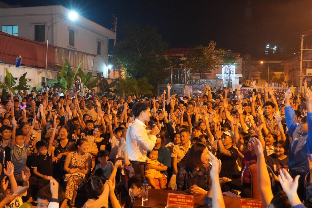 Nghệ sĩ Nhà hát Kịch Việt Nam biểu diễn phục vụ 10.000 khán giả vùng cao