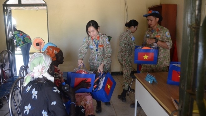 Bác sĩ “mũ nồi xanh” tặng quà cho phụ nữ và trẻ em gái ở Nam Xu Đăng