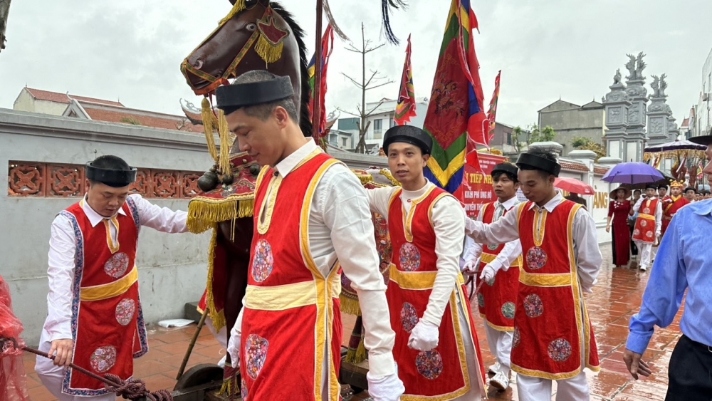 Đội mưa đi xem hội ở ngôi làng thờ Nhị vị thành hoàng