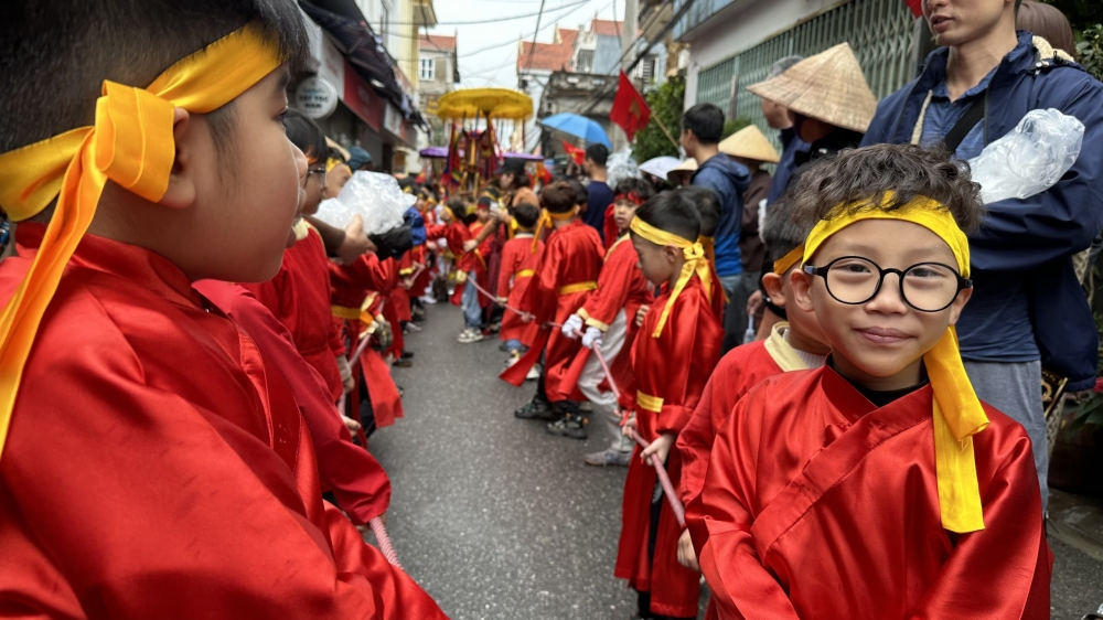 Đội mưa đi xem hội ở ngôi làng thờ Nhị vị thành hoàng