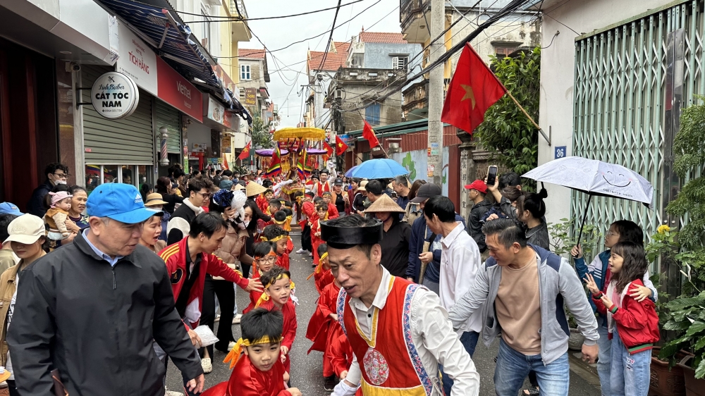 Đội mưa đi xem hội ở ngôi làng thờ Nhị vị thành hoàng