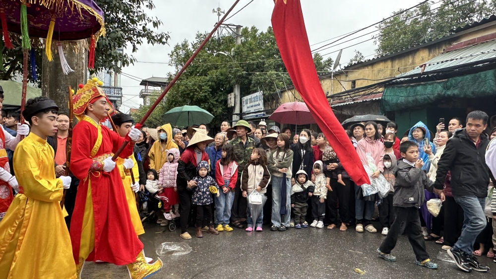 Đội mưa đi xem hội ở ngôi làng thờ Nhị vị thành hoàng