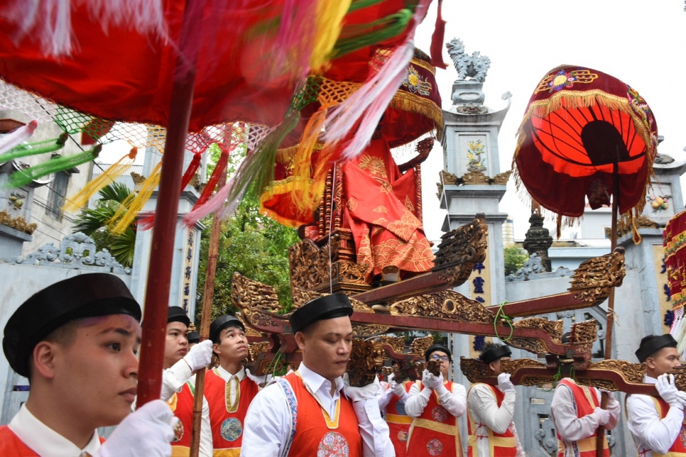 Đội mưa đi xem hội ở ngôi làng thờ Nhị vị thành hoàng