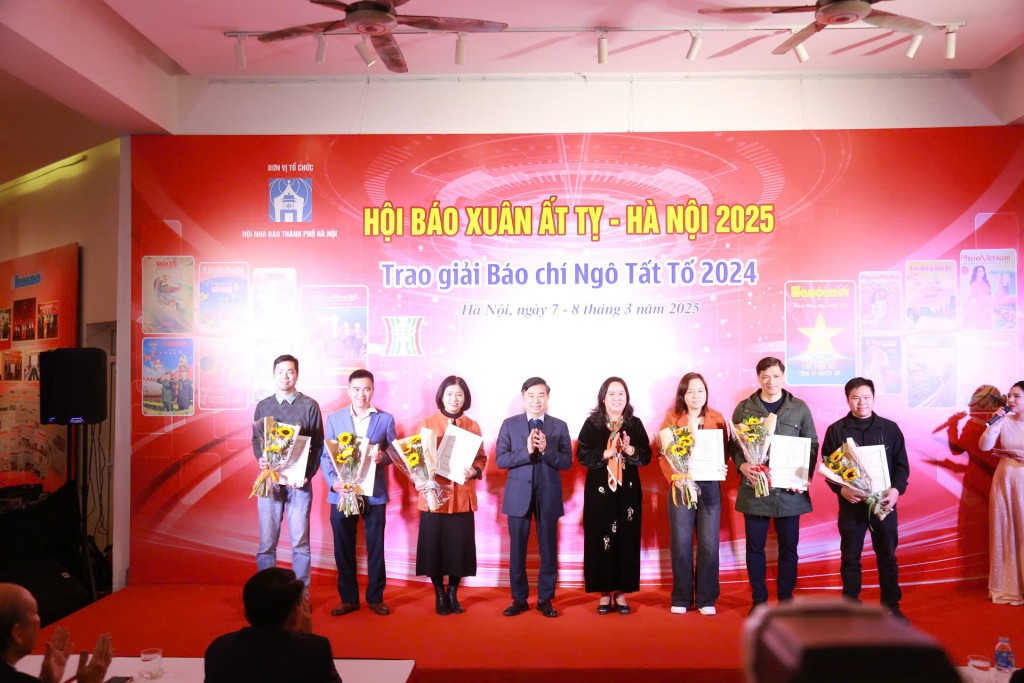 Các tác giả, nhóm tác giải đoạt giải Ba được vinh danh