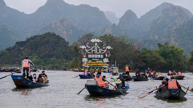 Hơn 500.000 lượt khách trảy hội chùa Hương