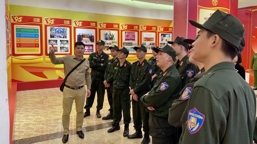 Triển lãm ảnh kỷ niệm 95 năm ngày thành lập Đảng bộ Hà Nội