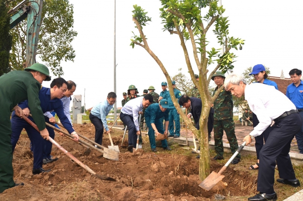 Gần 300 đoàn viên, thanh niên huyện Hưng Hà ra quân trồng cây xanh