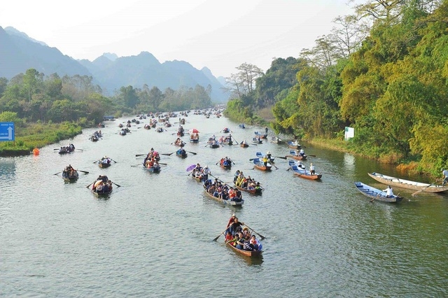 Hơn 1 triệu du khách tham quan chùa Hương mùa lễ hội 2023