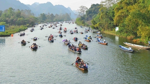 Hơn 1 triệu du khách tham quan chùa Hương mùa lễ hội 2023