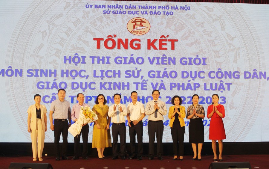 Lãnh đạo Sở GD&amp;ĐT Hà Nội khen thưởng các đơn vị có thành tích cao trong hội thi giáo viên dạy giỏi cấp THPT năm học 2022 - 2023