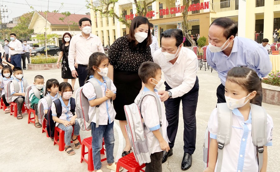 Ngành Giáo dục Hà Nội thăm, tặng quà giáo viên, học sinh có hoàn cảnh khó khăn tỉnh Yên Bái