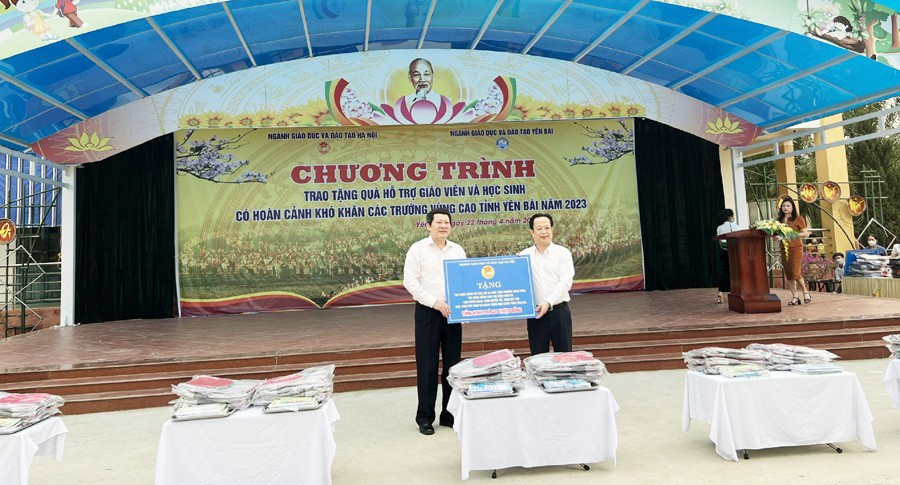 Giám đốc Sở GD&amp;amp;ĐT Hà Nội Trần Thế Cương trao quà tặng giáo viên, học sinh tỉnh Yên Bái