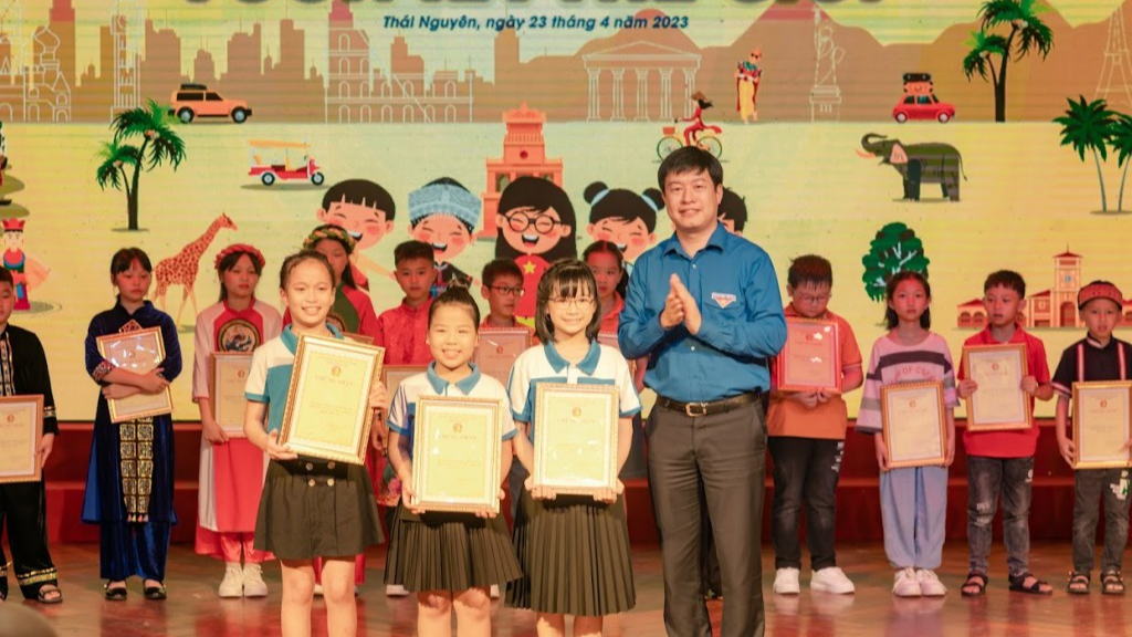 Phó Chủ tịch Hội đồng Đội Trung ương Lê Hải Long trao phần thưởng tới các đội đoạt giải