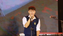 Chàng trai gen Z hát “Lá cờ” ở trường THPT Việt Đức