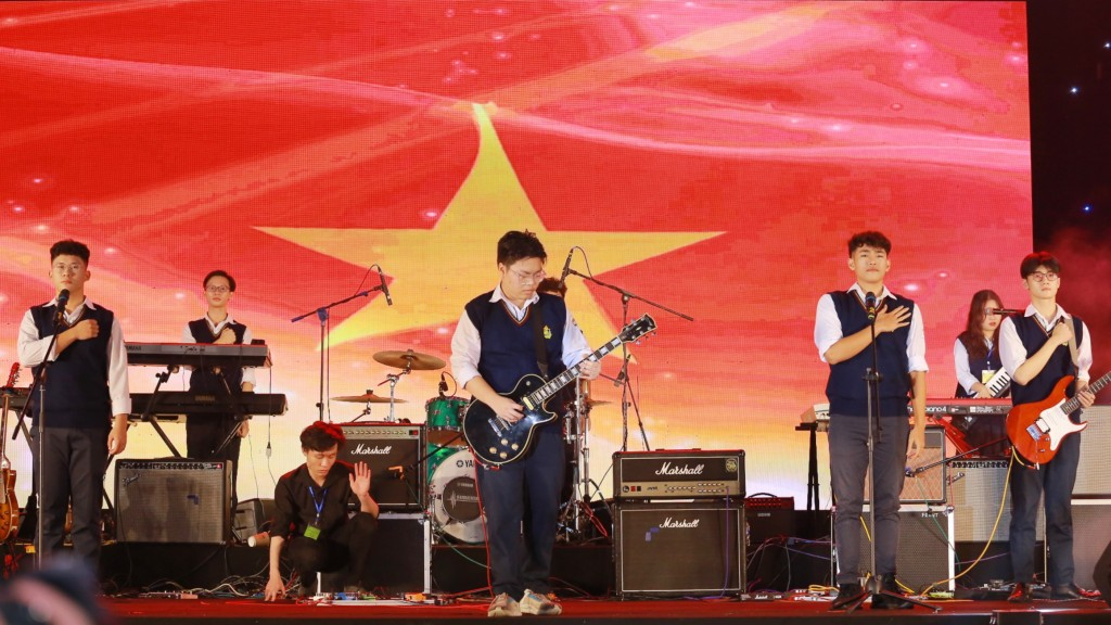 Ban nhạc 05UG để lại ấn tượng sâu sắc trong lòng khán giả Thủ đô khi thể hiện ca khúc “Lá cờ” trên sân khấu Liên hoan các ban, nhóm nhạc học sinh THPT thành phố Hà Nội 2023