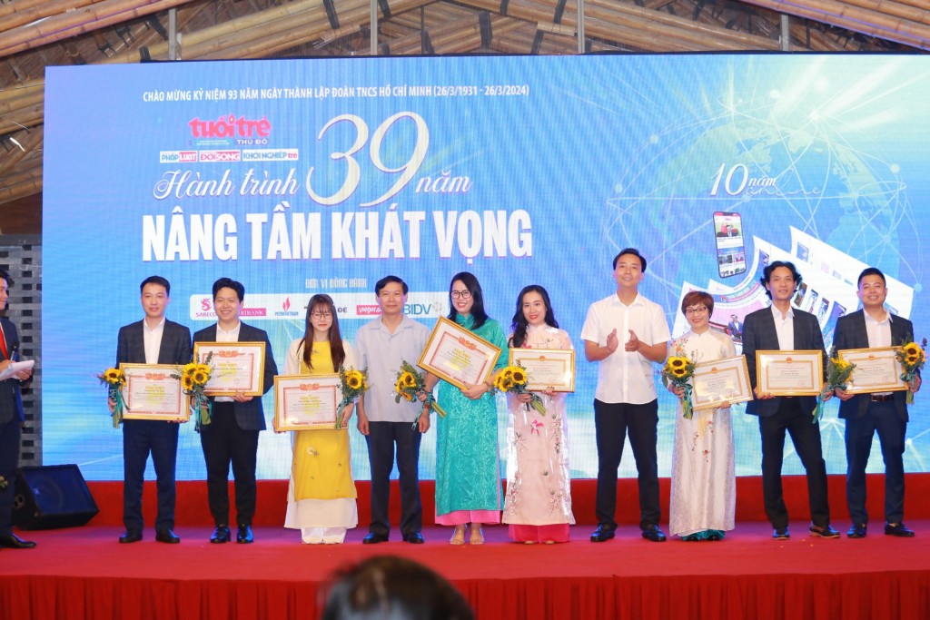 Các đồng chí phóng viên báo Tuổi trẻ Thủ đô nhận bằng khen của thành phố và Thành đoàn Hà Nội