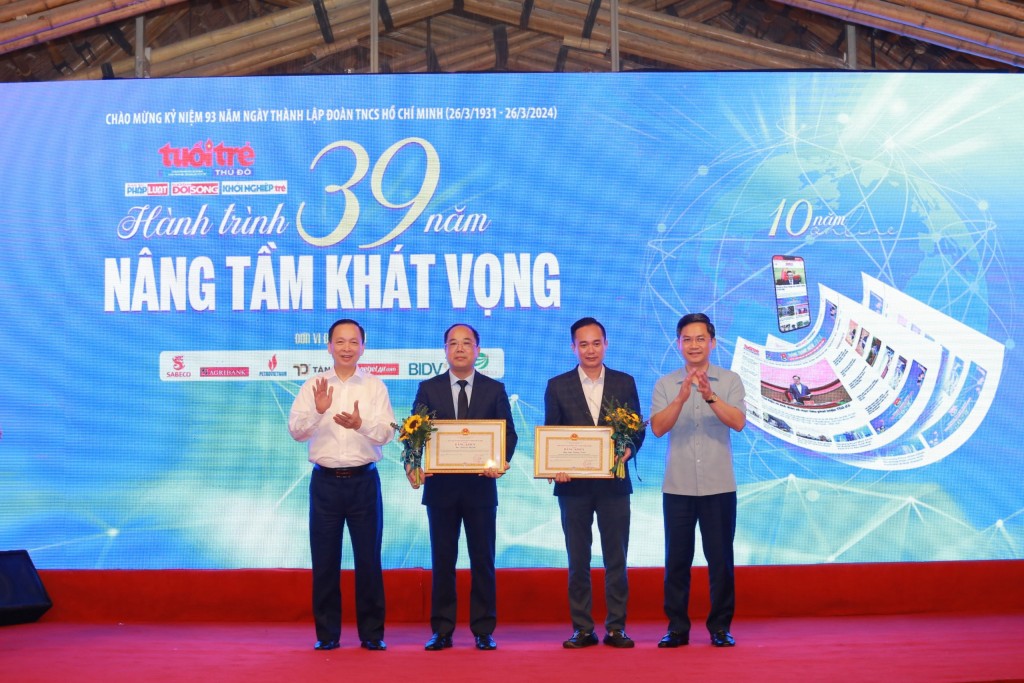Báo Tuổi trẻ Thủ đô nhận bằng khen của thành phố Hà Nội