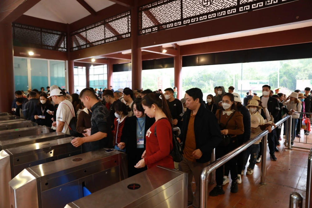 Thấy gì từ việc đổi mới quản lý lễ hội ở chùa Hương?